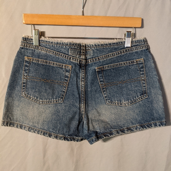 Who wears short shorts? - Picture 2 of 7